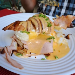 Real Croissant de Mantequilla, Huevos & Salsa Holandesa del Chef