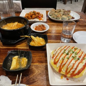 Tteok-bokki, dumplings, kimchi