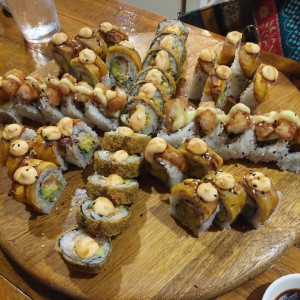 Bandeja de sushi (4 sabores diferentes: camaron sweet, camaron roll, platano roll x2)
