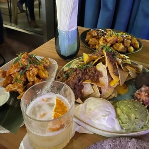 Nachos, camarones picantes y coliflor picante 