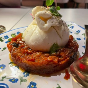 Burrata con tomate confitado