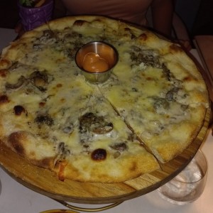 Pizza de hongos y queso