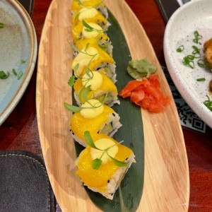 Sushi con topping de mango