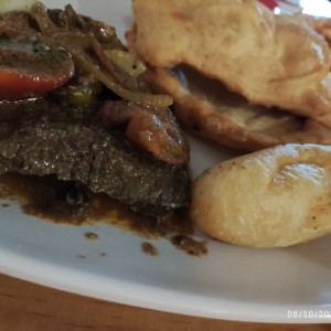 Hígado encebollado con hojaldres y carimañola