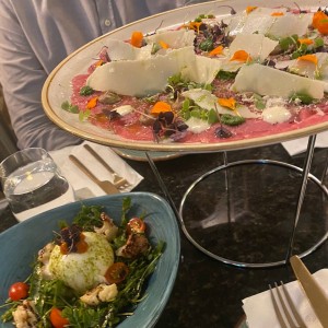 Para Compartir - Carpaccio di Manzo y insalata di burrata