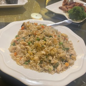 Arroz frito con pollo