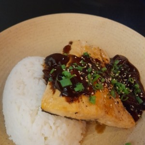 salmon teriyaki en arroz de jazmin