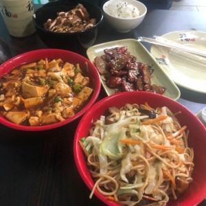 Ma po tau fu, chao mein con carne, pato pekin, bbq pork super recomendado!!!todo vegetariano claro.