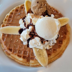 waffle de arequipe y banana con helado