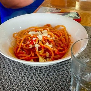 BUCCATINI ALLA AMATRICIANA (Guanciale Italiano, Flambeado al Vino Blanco, Salsa de Tomate, Peperoncini y Queso Pecorino)