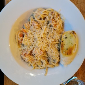 Pasta Alfredo con Camarones