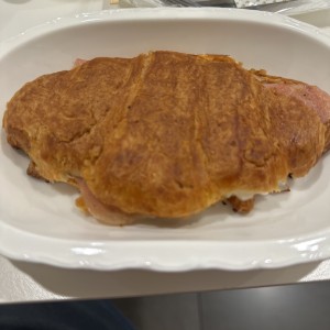Croissant planchado de jamón y queso 
