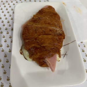 Croissant Planchado de Jamón y Queso