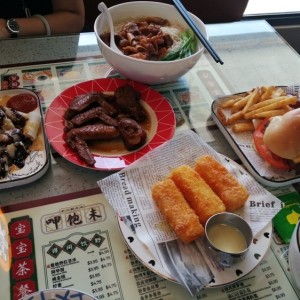 Cheong fan 3 salsas, alitas salsa soya, fideo de arroz con falda de res, emparedado estilo macao y leche frita