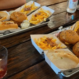 hamburguesa choripan y papas