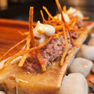 tuétano a la brasa con steak tartar trufado 