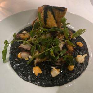 Pulpo asado con Risotto negro