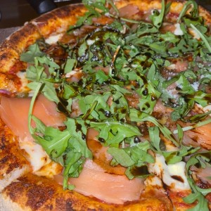 Salmon pizza & arugula