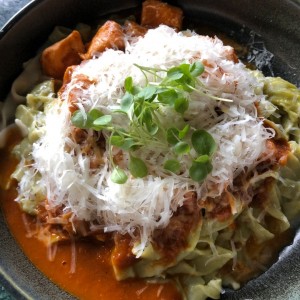 Pasta casera con guiso de pollo en salsa criolla