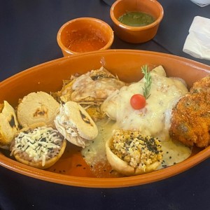 PLATO MEXICANO (Mix de platos donde se incluyen:  2 Gorditas, 2 Sopes, 1 Quesadilla, 2 Enchiladas o Enfrijoladas, 1 Chile Telleno y 1 Guacamole)