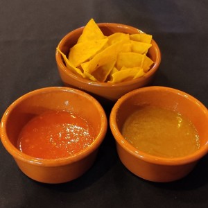 Totopos con salsa picante y salsa sencilla