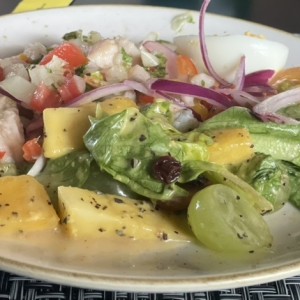 Ceviche de pescado/ ensalada verde de fruta