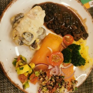 Feijioda, pescado con hongos en salsa blanca, salmon, ensalada de quinoa, brócoli y aguacate