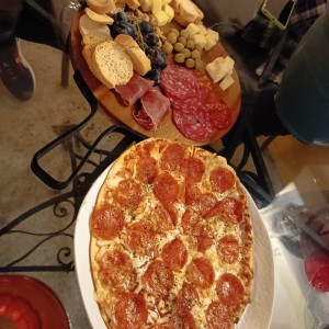 Tabla de quesos y jamones y pizza de peperoni 
