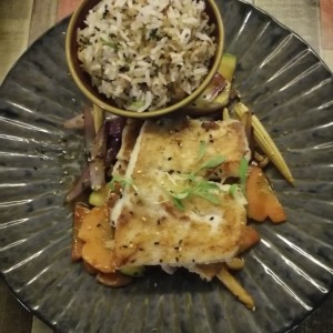 corvina saludable con vegetales salteados y arroz con gengibre