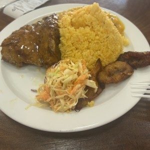 Arroz con zahahoria, chuleta y ensalda de repollo 