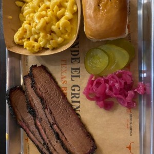 Brisket con mac and cheese