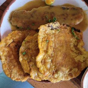 Filete de pescado con curry-coco y patacones.