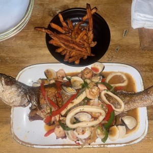 Pescado Entero Frito -salsa de marisco y papas de camote