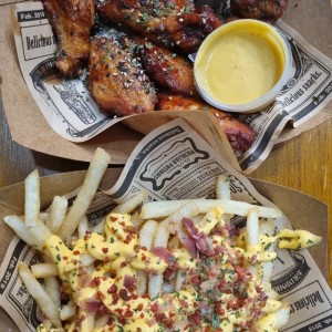 BBQ wings y chesee & bacon fries 