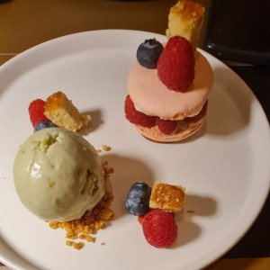 macaroon y helado de pistacho