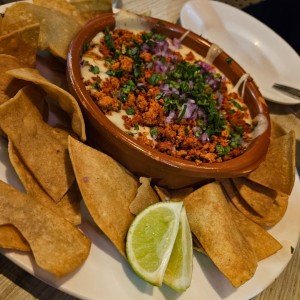 Queso fundido con chorizo