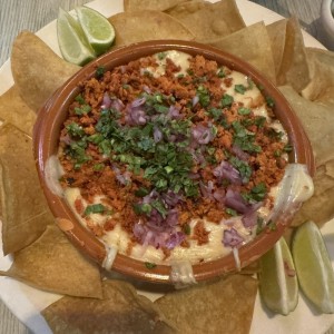 Queso fundido con chorizo