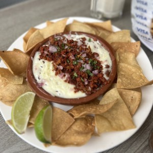 Queso fundido con chorizo