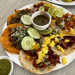 Bandeja para Compartir. Tacos Al Pastor, Birria y Chorizo 