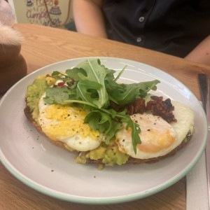 Avo&egg toast