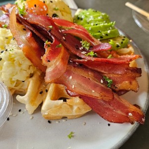 Waffle con Huevos,Aguacate,Queso y Jamón