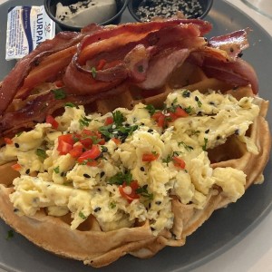 Waffle con hievos y bacon 