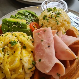 Waffle con Huevos,Aguacate,Queso y Jamón