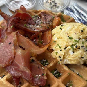 Waffle con Huevos y Bacon