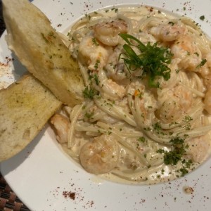 Spaghetti Alfredo de Camarones