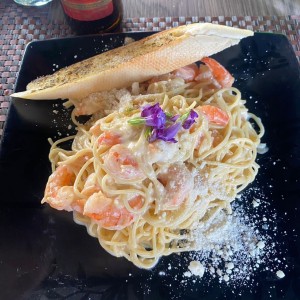 Spaghetti Alfredo de Camarones