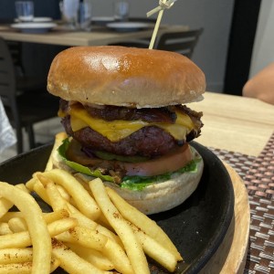 Hamburguesas - Top Burger B./ 16.00