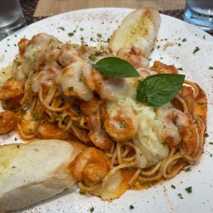 Espagueti con camarones a la bolonesa