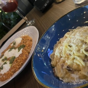 Pasta carbonara y risotto primavera con stracciattela y pesto