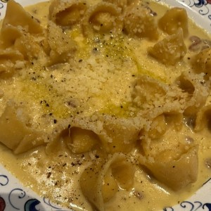 Pasta rellena cacio e pepe